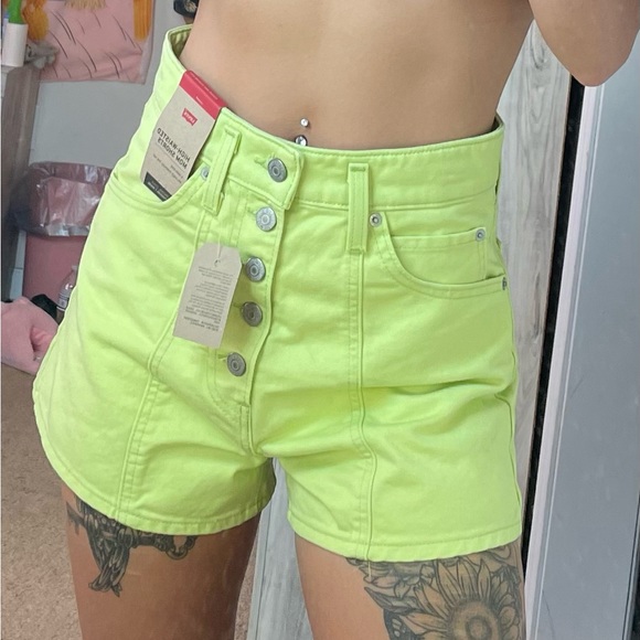NWT Levi’s High Waisted Mom Shorts - Picture 7 of 14